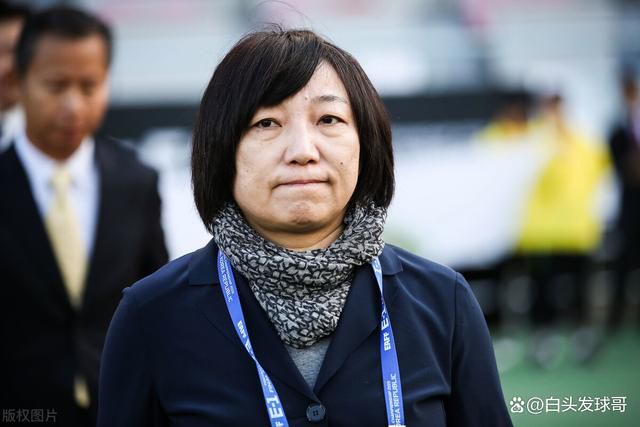 被问到小女儿咘咘出生后的家庭生活 贾静雯悄然现身上海 容颜憔悴回避婚变问题 2009-09-23 贾静雯写真 日前，久未露面的贾静雯来沪出席某珠宝沙龙开业典礼。
