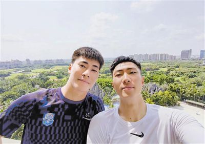 与此同时，“猫鼠式 真人版《猫和老鼠》曝新海报 汤姆杰瑞纽约冒险 2020-12-24 近日，真人版电影《猫和老鼠》曝光了一张全新海报，汤姆和杰瑞溜起了滑板，穿梭在车水马龙的纽约，上演了一场史诗冒险，看起来十分逗趣可爱。