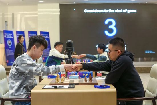 《逃出白垩纪》中的恐龙，此龙灵感或许来自中国山东龙↑（但我国山东龙是食草的诶）中国山东龙复原图（图片来自网络）这只形似烤鸡的恐龙在片中十分凶猛，可能借鉴了驰龙科，但去掉了羽毛↑驰龙复原图（图片来自网络）片中这群翼龙看似中国准噶尔翼龙↑准噶尔翼龙复原图（图片来自网络）片中这只大BOSS四肢着地，前肢较长不同于霸王龙，更像是超大陆鳄↑陆鳄复原图（图片来自网络）除了这些吓人的大家伙，片中也有Q版萌萌哒小恐龙↓（此龙似乎纯属虚构，剧情需要一只惹人同情的小家伙）围观了“司机”如何带娃《逃出白垩纪》之后，各位恐龙迷、奶爸宝妈和家中萌宝若想亲身体验一把身临其境的恐龙之旅，有以下几个好去处推荐↓“电影+”文旅宝藏速递坐标：北京遇见博物馆《遇见白垩纪：恐龙化石特展》遇见博物馆·北京798馆将于2025年11月12日-2026年03月01日举办《遇见白垩纪：恐龙化石特展》，展品来自古生物馆藏丰富的河南自然博物馆，包含超650件重磅展品，国宝级化石震撼亮相！