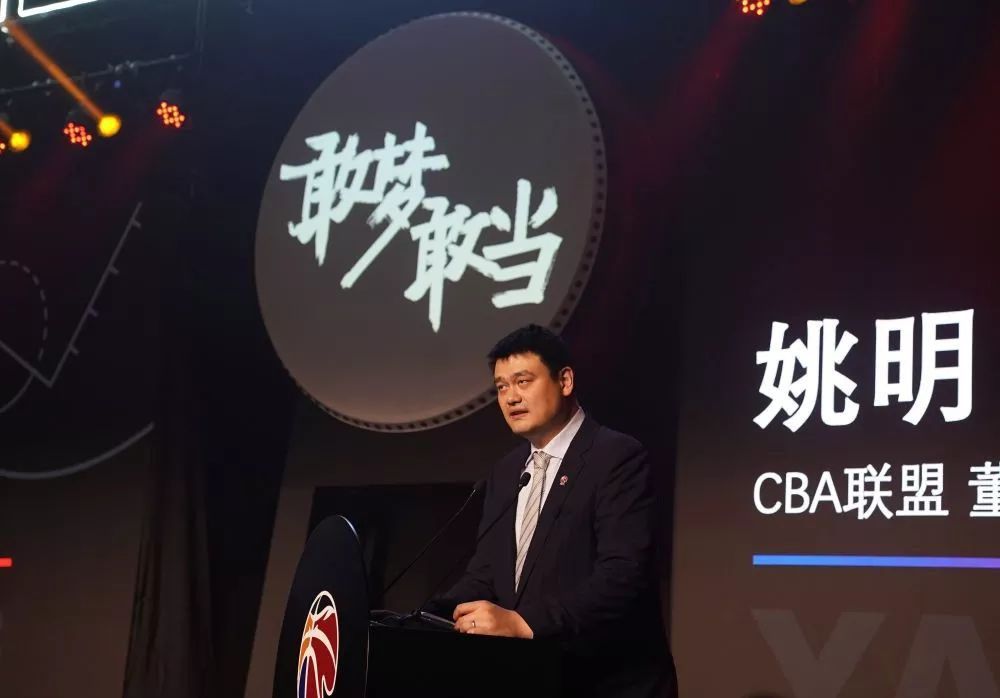 同为陕西人的张嘉译与张艺谋导演用纯正西安方言彼此问候，尽显同乡之谊，成为这支视频的亮点。